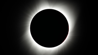 Mira directamente y sin protección estas imágenes increíbles del eclipse total de Sol